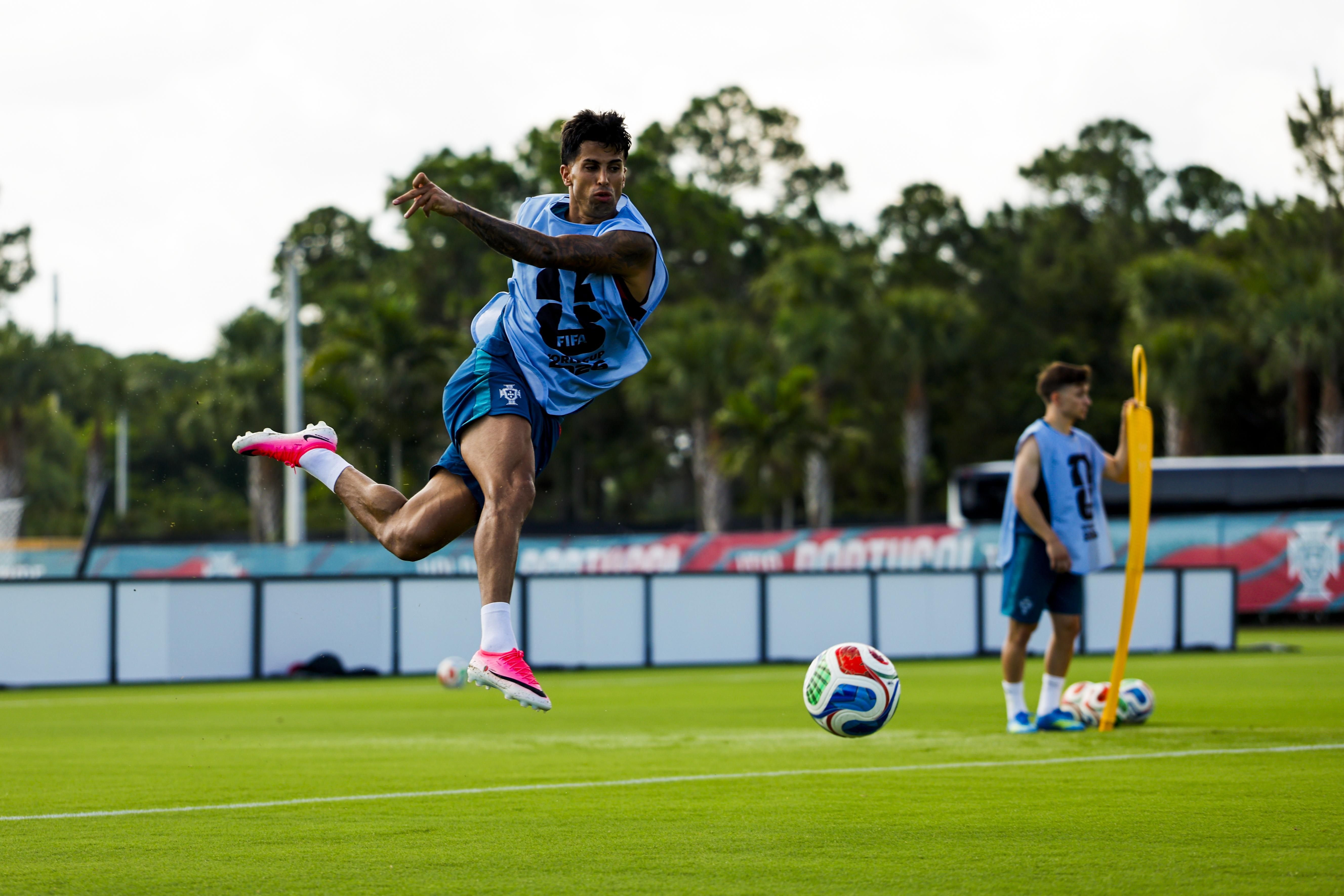 João Cancelo com a bola, Francisco Conceição atrás - Foto: FPF