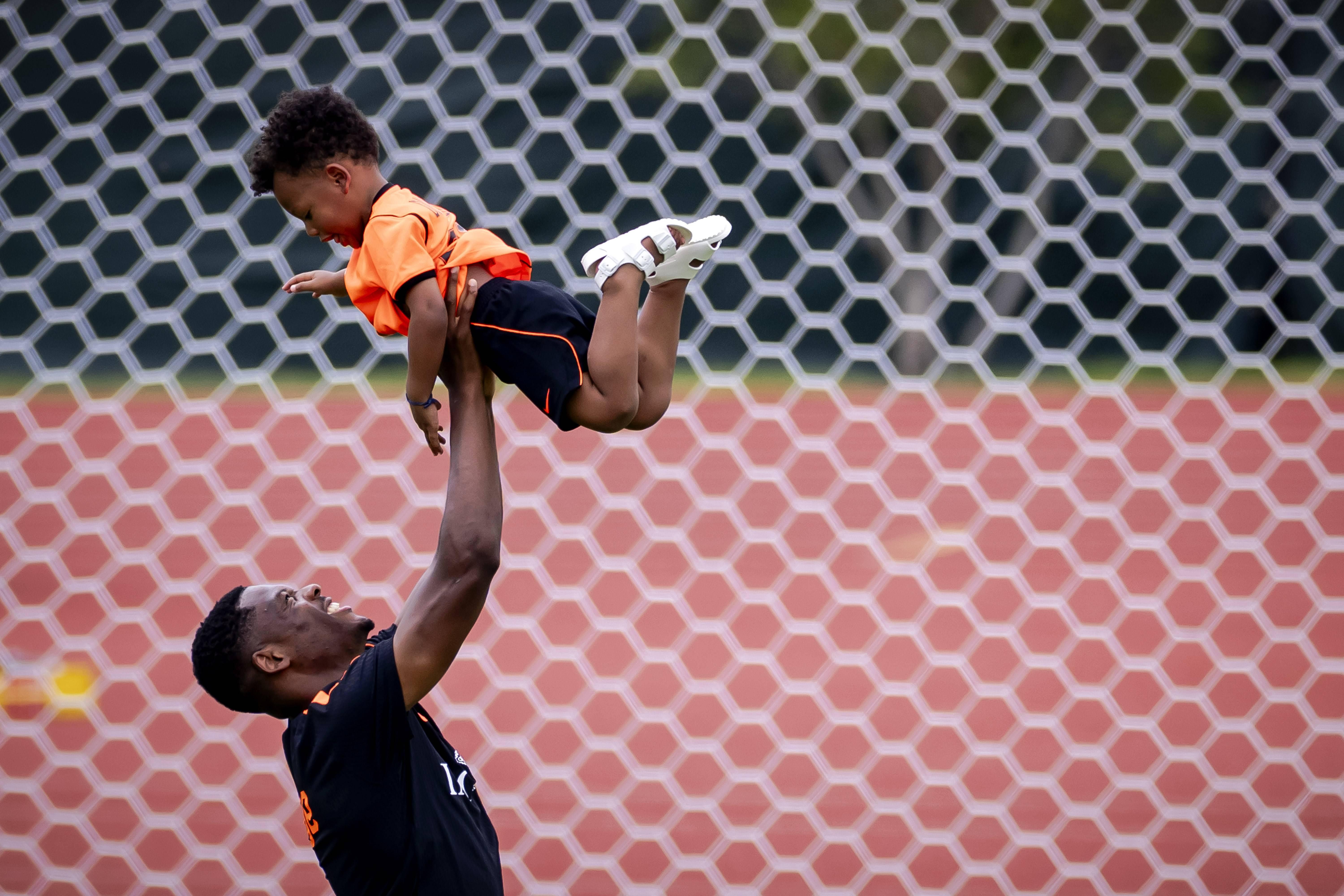 Denzel Dumfries - Filhos dos jogadores dos Países Baixos no treino - foto Imago