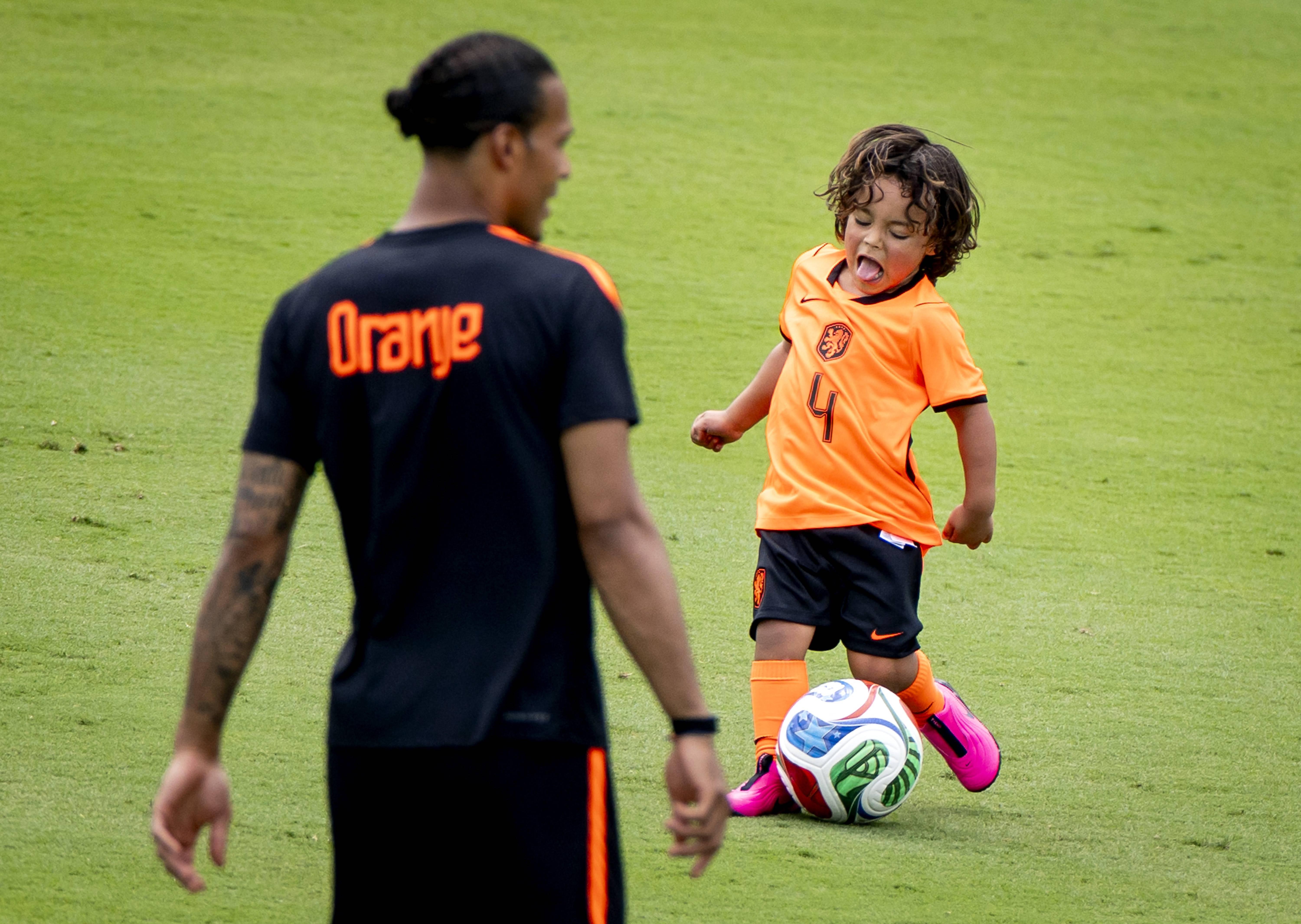 Virgil Van Dijk  - Filhos dos jogadores dos Países Baixos no treino - foto Imago