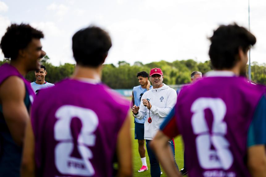Roberto Martínez orienta o treino da Seleção - Foto: FPF