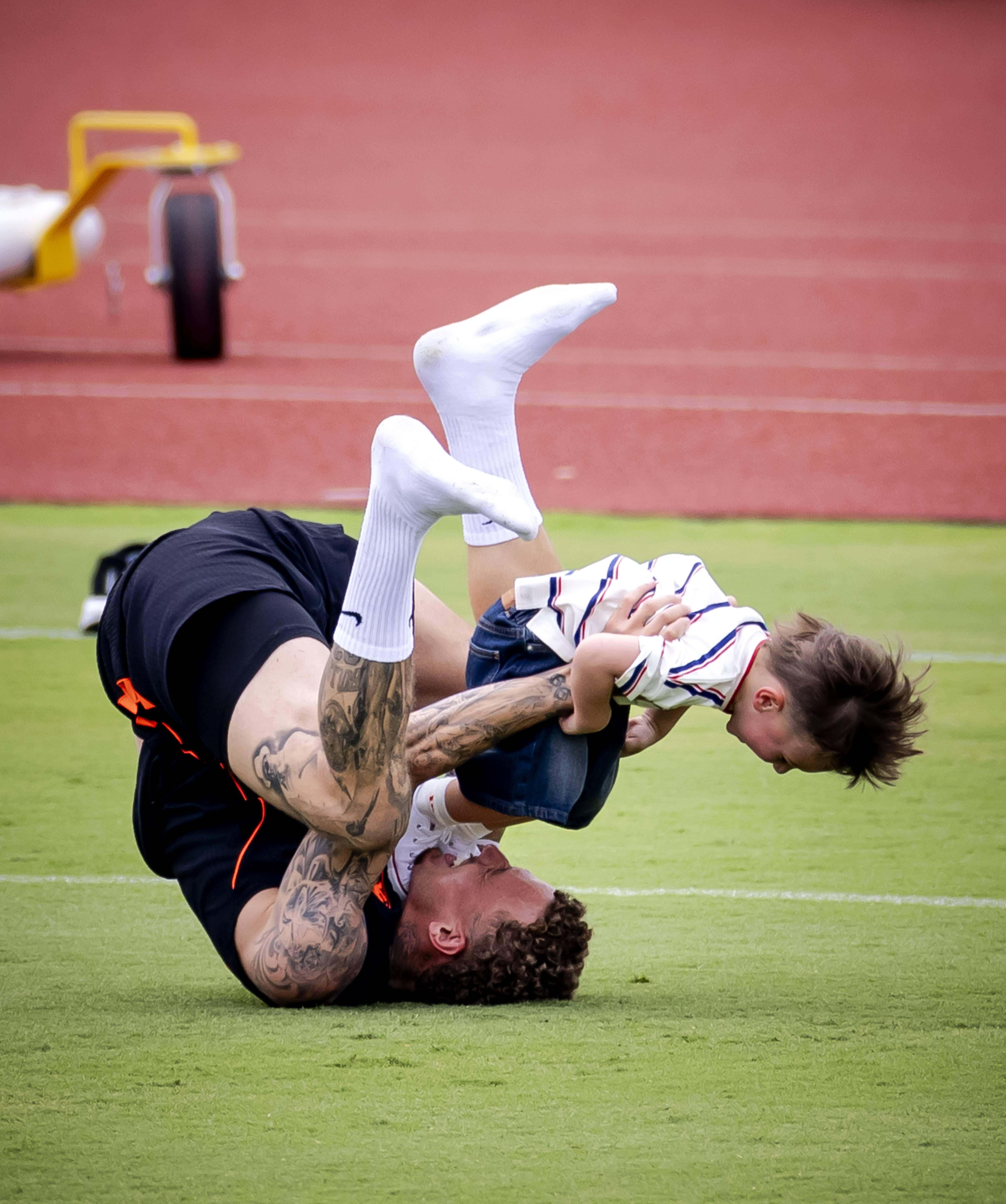 Noa Lang -  Filhos dos jogadores dos Países Baixos no treino - foto Imago