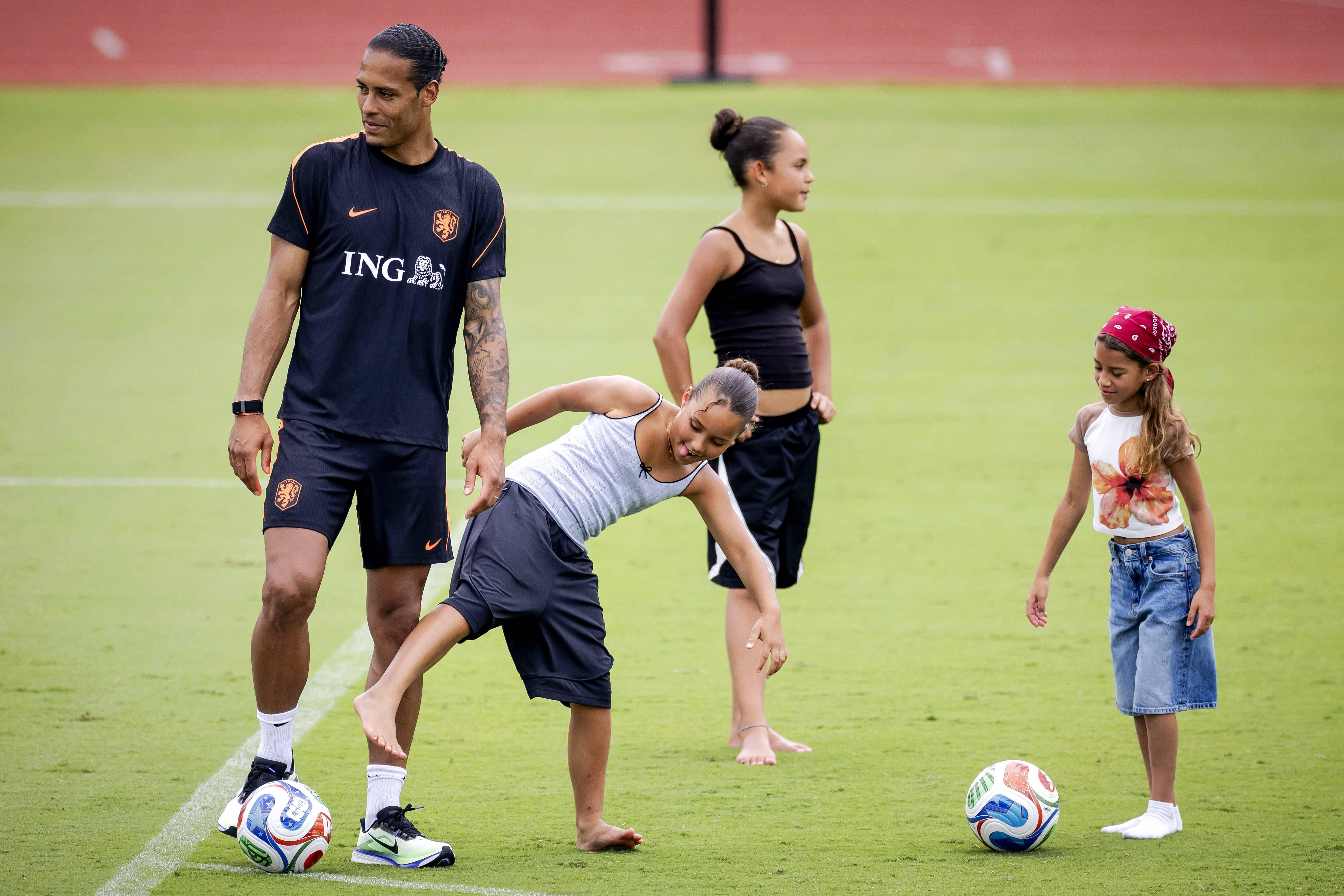 Virgil Van Dijk - Filhos dos jogadores dos Países Baixos no treino - foto Imago