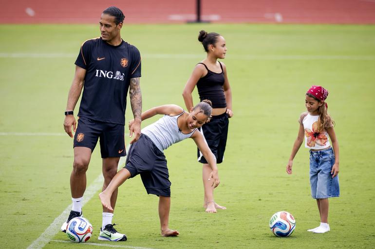 Virgil Van Dijk - Filhos dos jogadores dos Países Baixos no treino - foto Imago