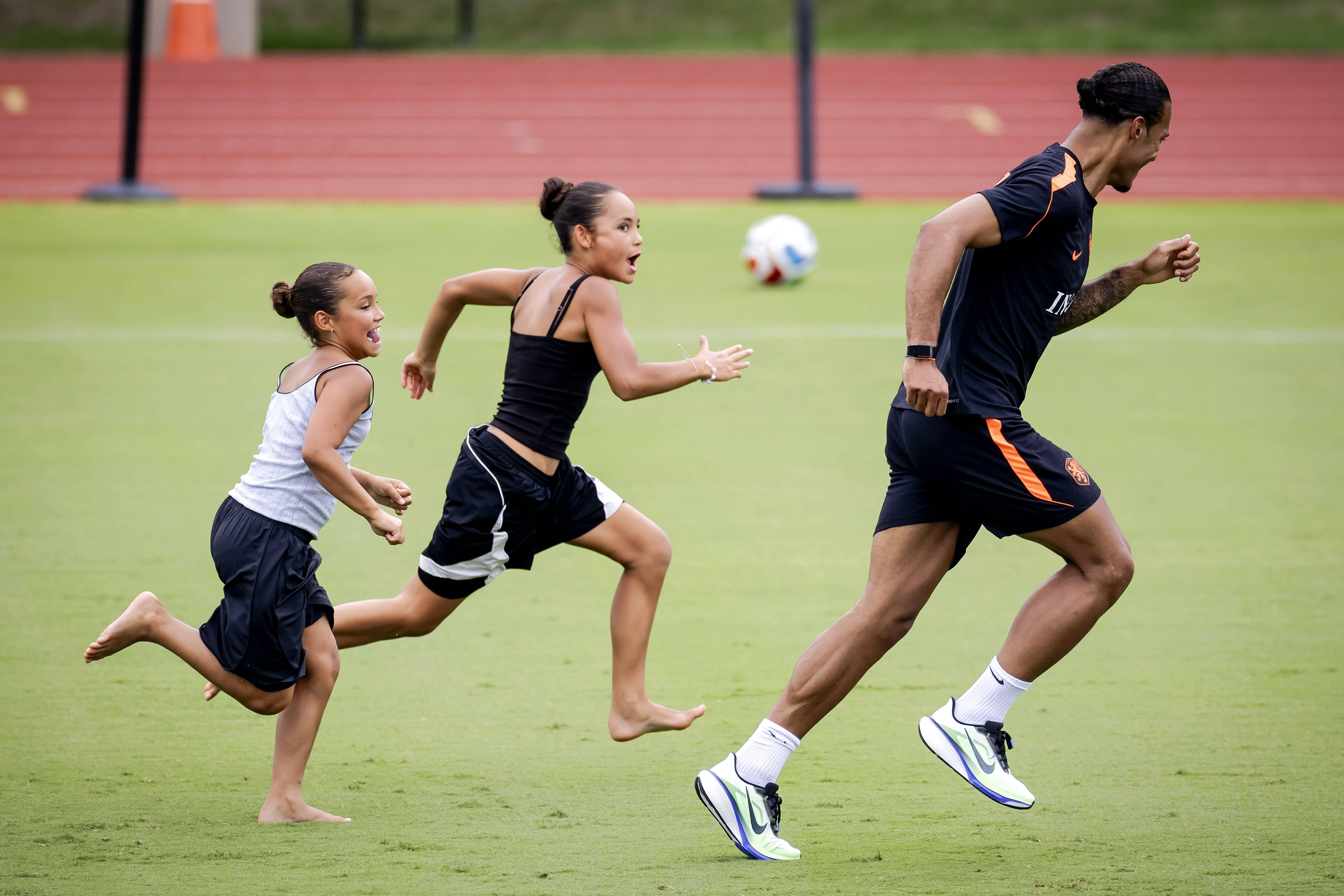 Virgil Van Dijk - Filhos dos jogadores dos Países Baixos no treino - foto Imago