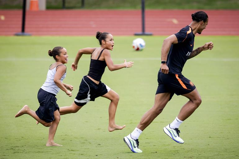 Virgil Van Dijk - Filhos dos jogadores dos Países Baixos no treino - foto Imago