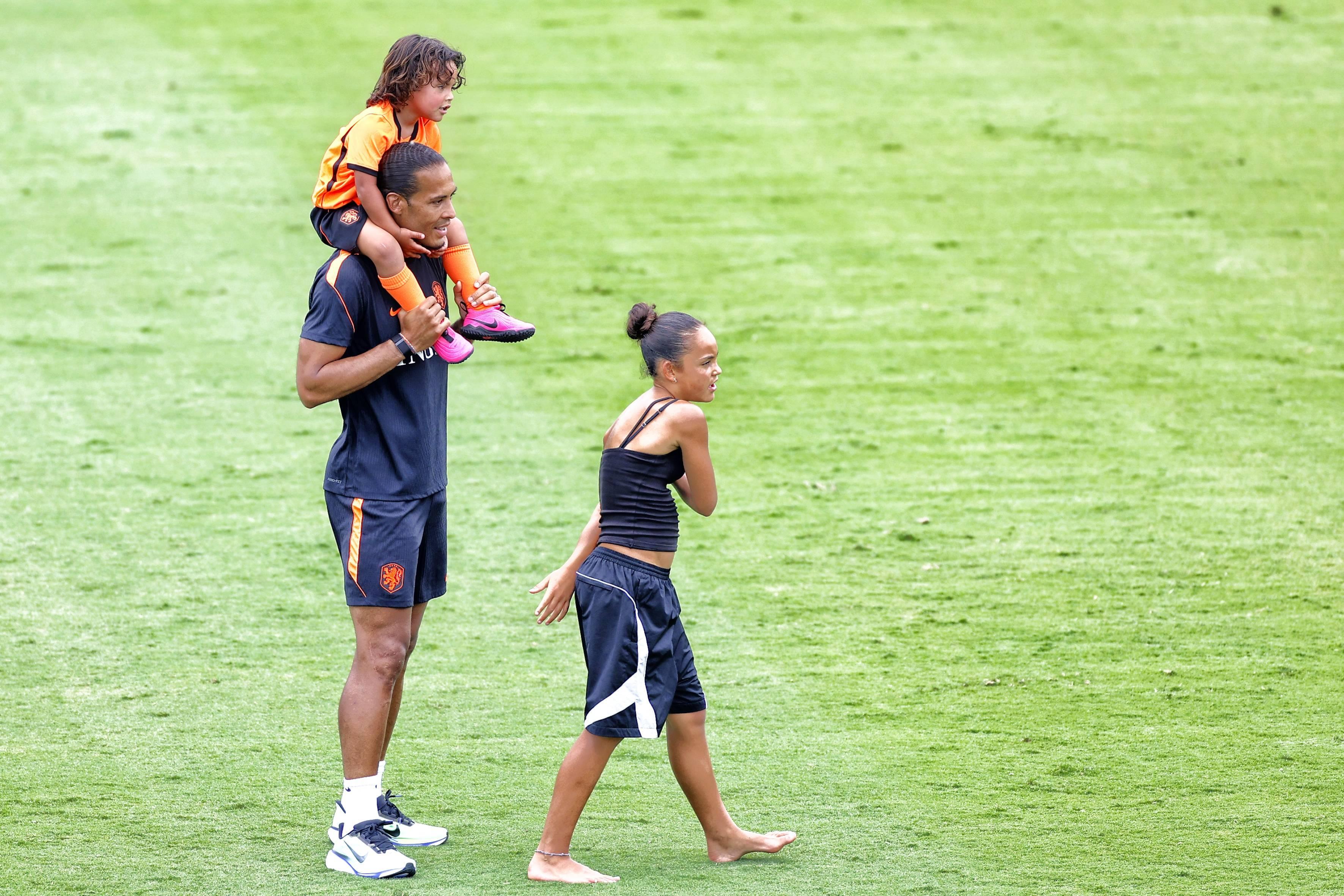 Virgil Van Dijk -  Filhos dos jogadores dos Países Baixos no treino - foto Imago