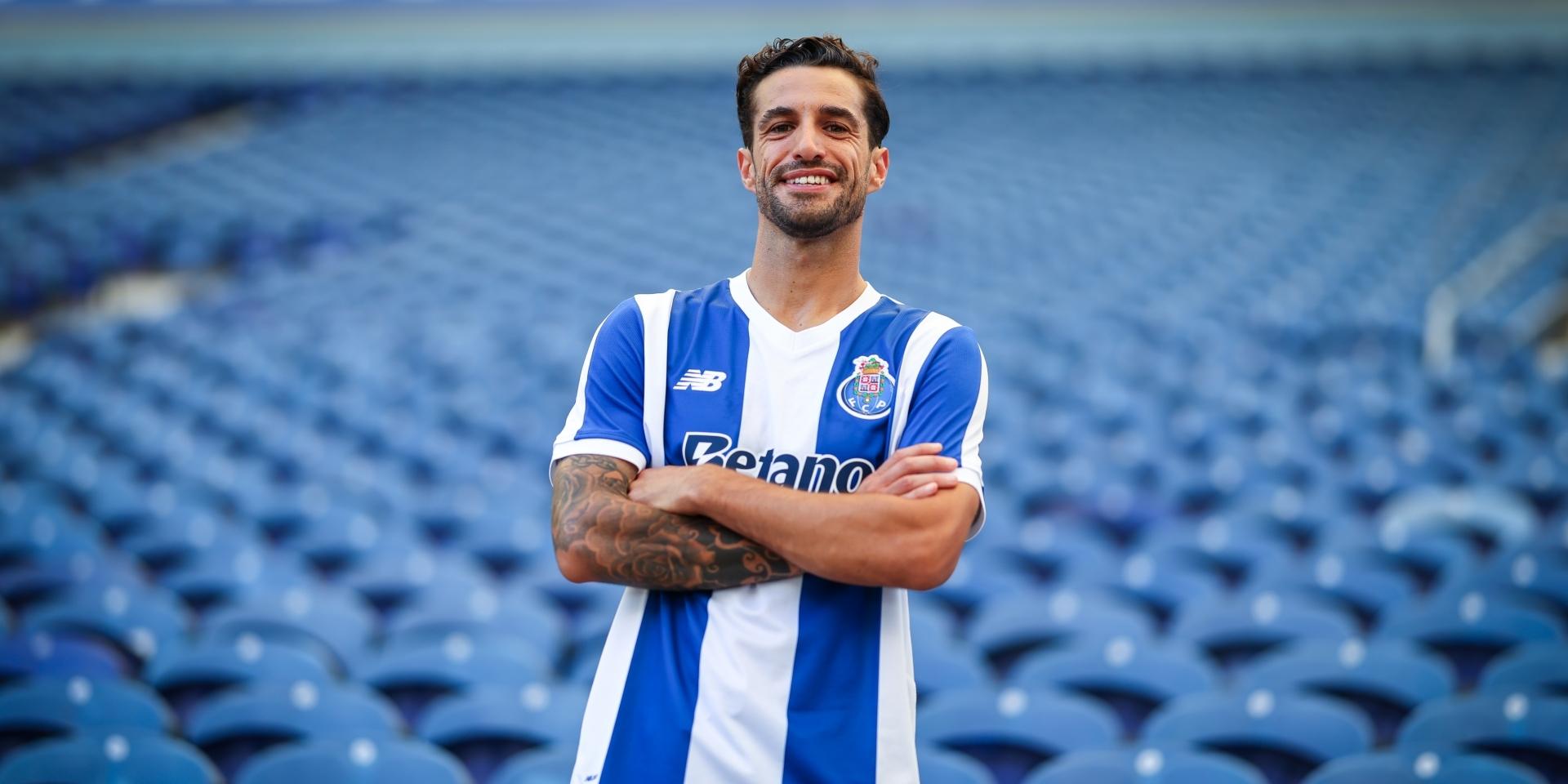 O central Tiago Ferreira correu o mundo, fez as últimas quatro épocas na Liga 2 e esta época voltou ao FC Porto B, ele que não chegou a estrear-se na equipa principal dos dragões - Foto: FC PORTO