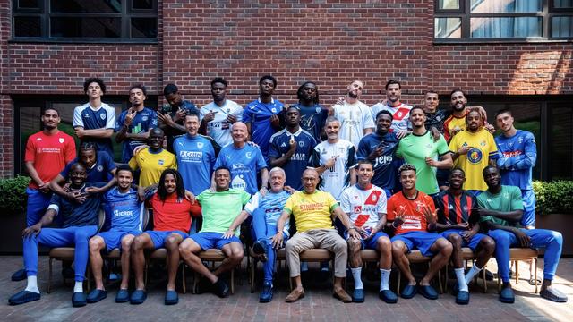 Jogadores de França posam com camisolas do primeiro clube