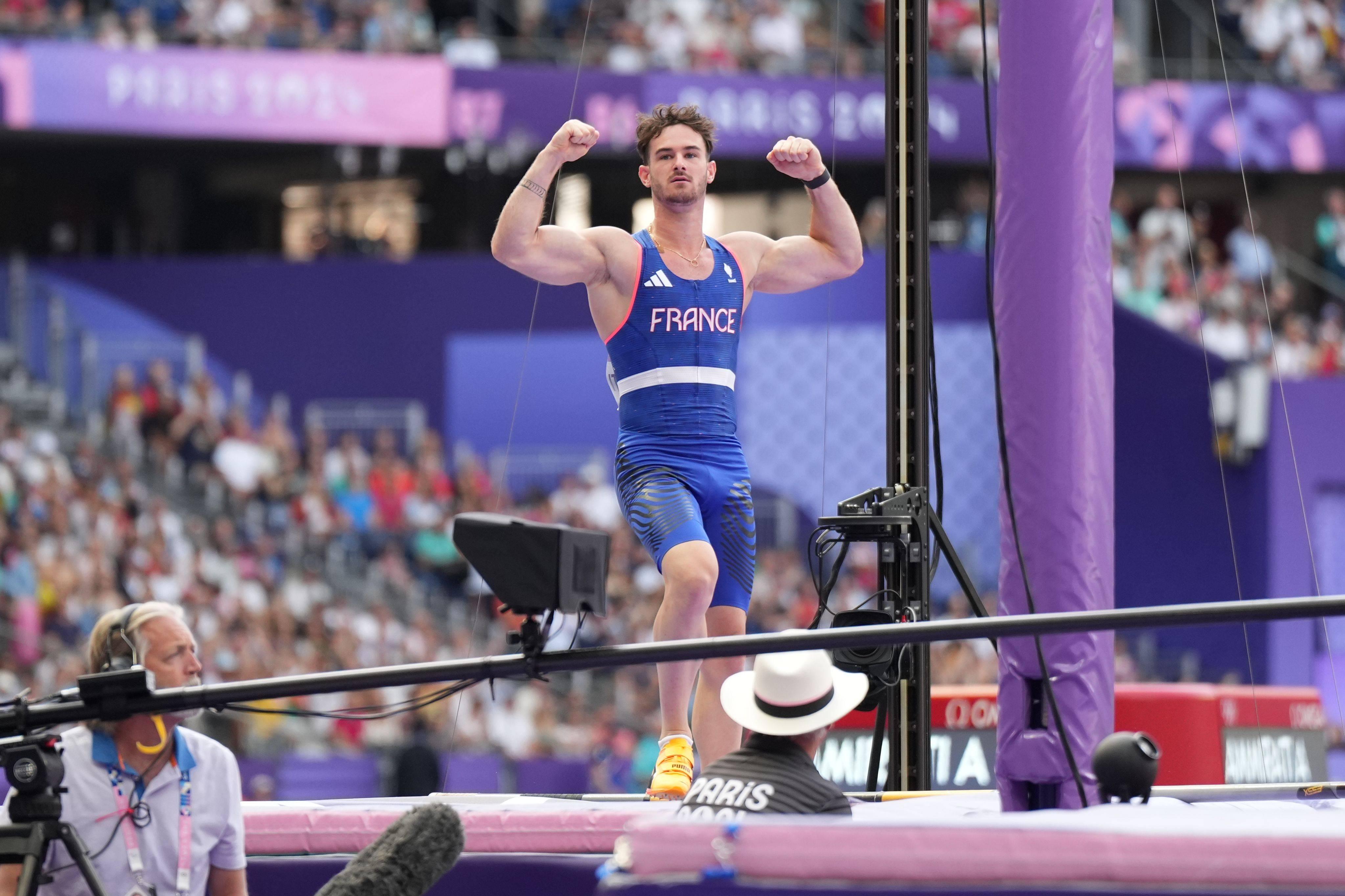 Anthony Ammirati, atleta francês de salto com vara, viralizou durante os Jogos Olímpicos de  Paris ao derrubar a barra com o pénis. Tem mais de 200 mil seguidores no Instagram
