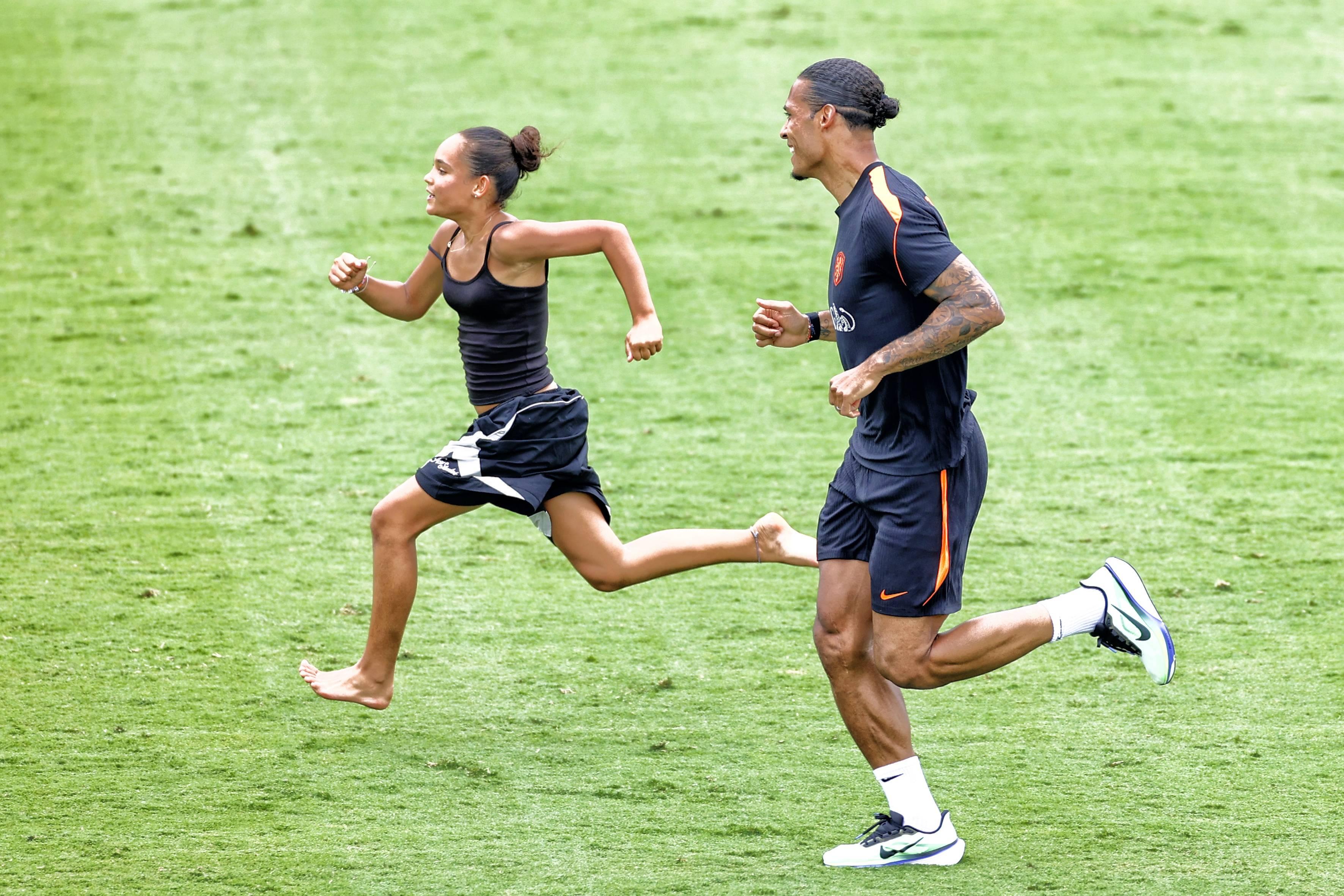 Virgil Van Dijk - Filhos dos jogadores dos Países Baixos no treino - foto Imago