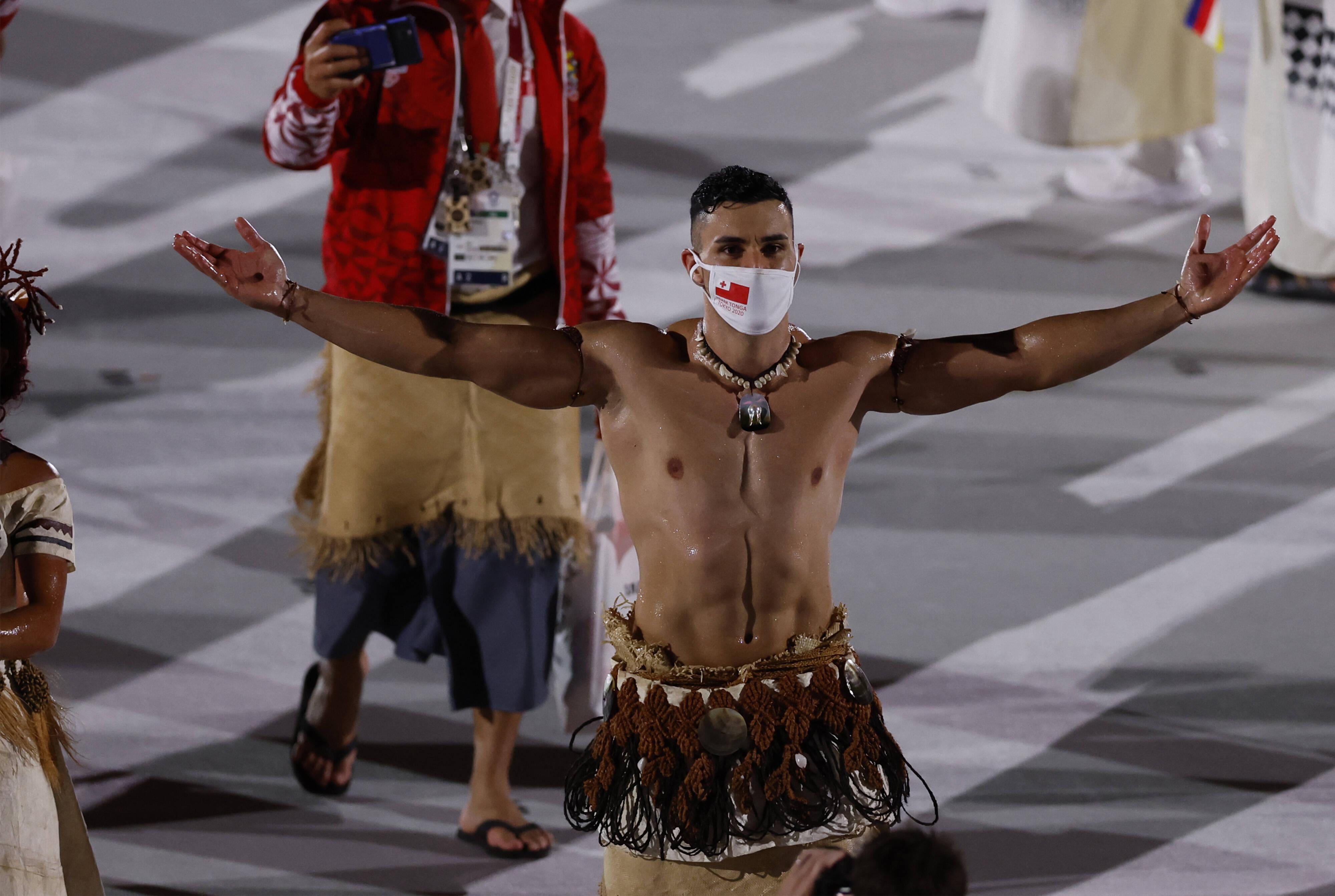 Pita Taufatofua, porta-estandarte de Tonga nos Jogos Olímpicos, tornou-se viral após aparecer sem camisola