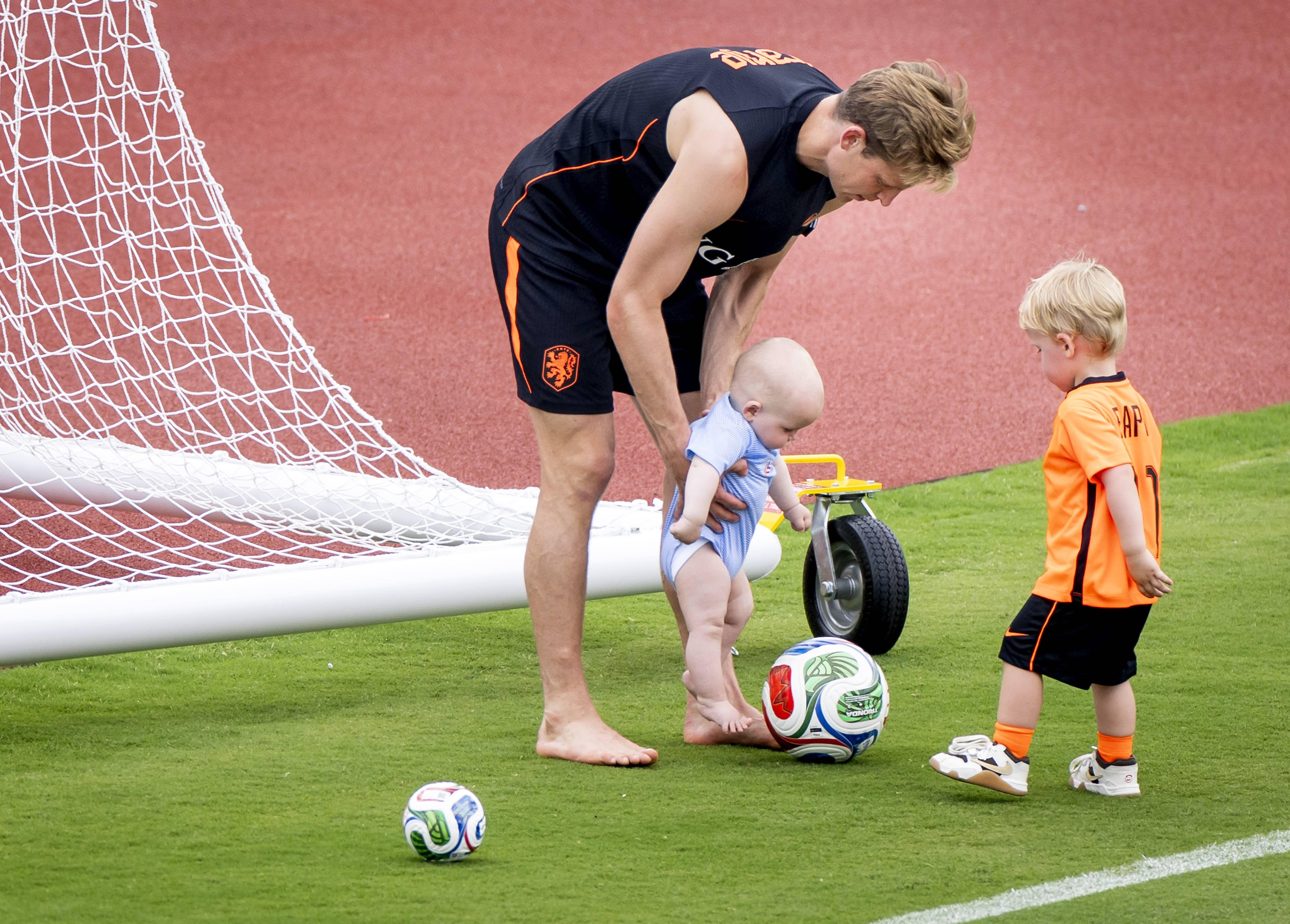 Frenkie De Jong - Filhos dos jogadores dos Países Baixos no treino - foto Imago