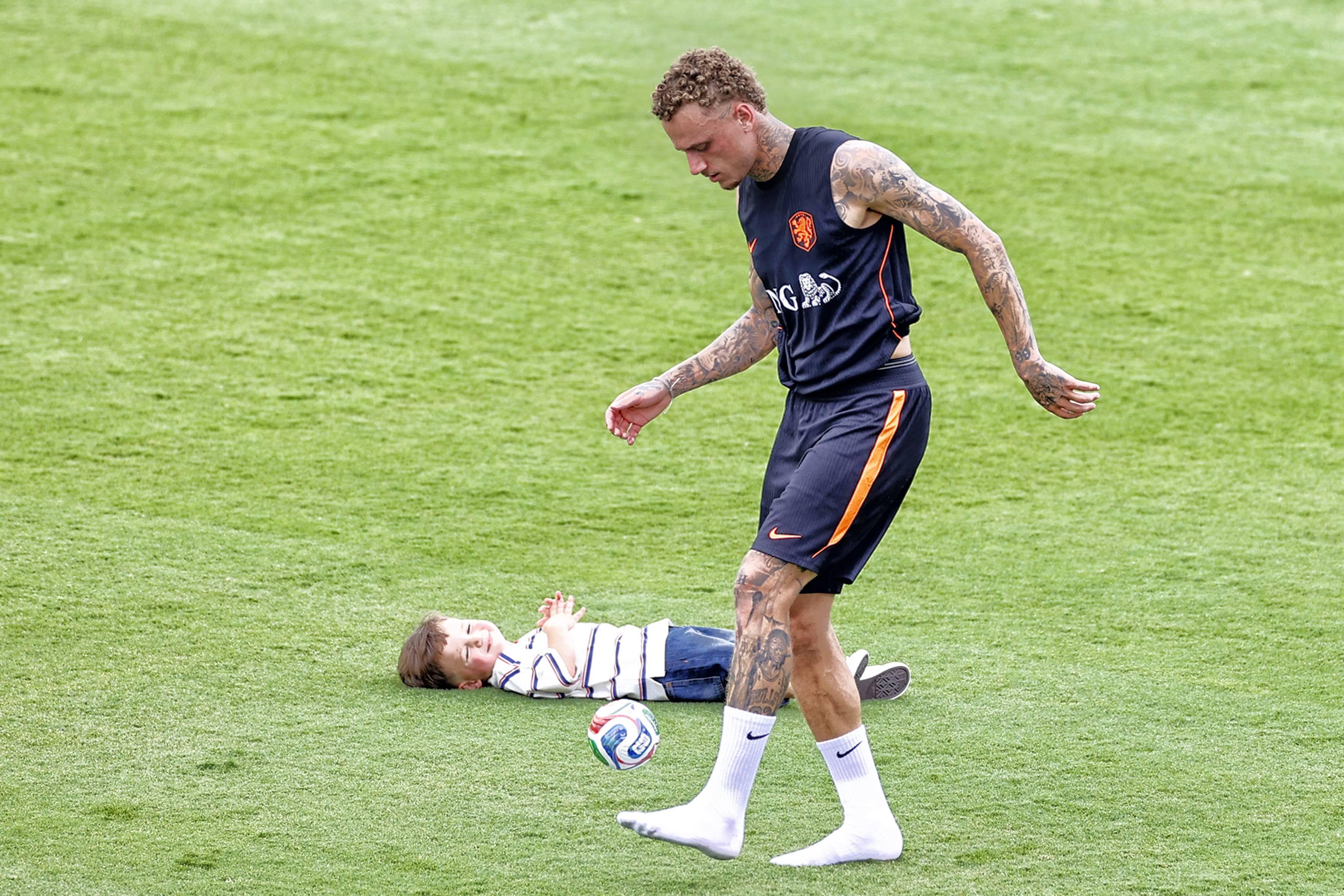 Noa Lang - Filhos dos jogadores dos Países Baixos no treino - foto Imago