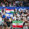 Bandeira com leão e sol, símbolo do Irão até a revolução islâmica de 1979, visível no estádio