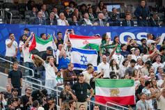 Bandeira com leão e sol, símbolo do Irão até a revolução islâmica de 1979, visível no estádio