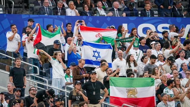 Bandeira com leão e sol, símbolo do Irão até a revolução islâmica de 1979, visível no estádio