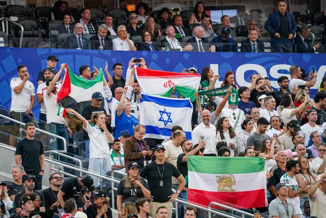 Bandeira com leão e sol, símbolo do Irão até a revolução islâmica de 1979, visível no estádio