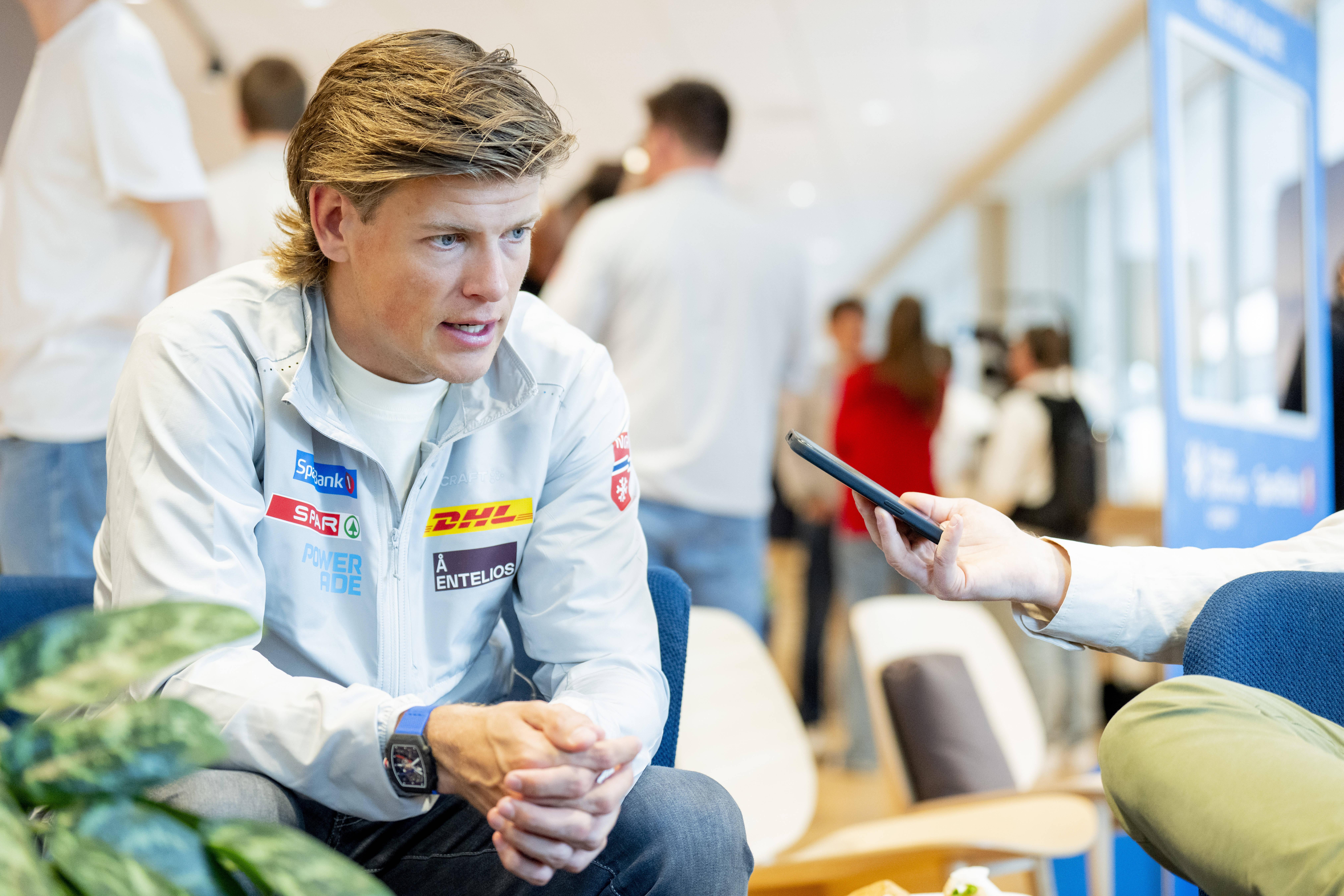 Johannes Klaebo, esquiador norueguês, tornou-se estrela nos Jogos de Milão-Cortina ao conquistar seis medalhas numa única edição. Conta com mais de sete milhões de seguidores