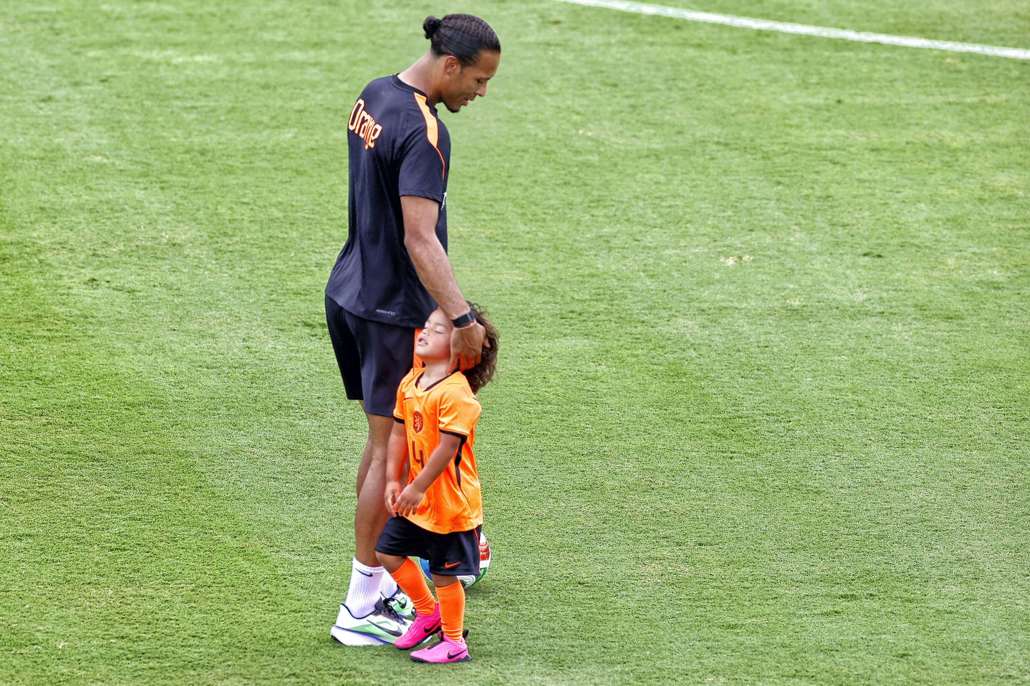 Virgil Van Dijk - Filhos dos jogadores dos Países Baixos no treino - foto Imago