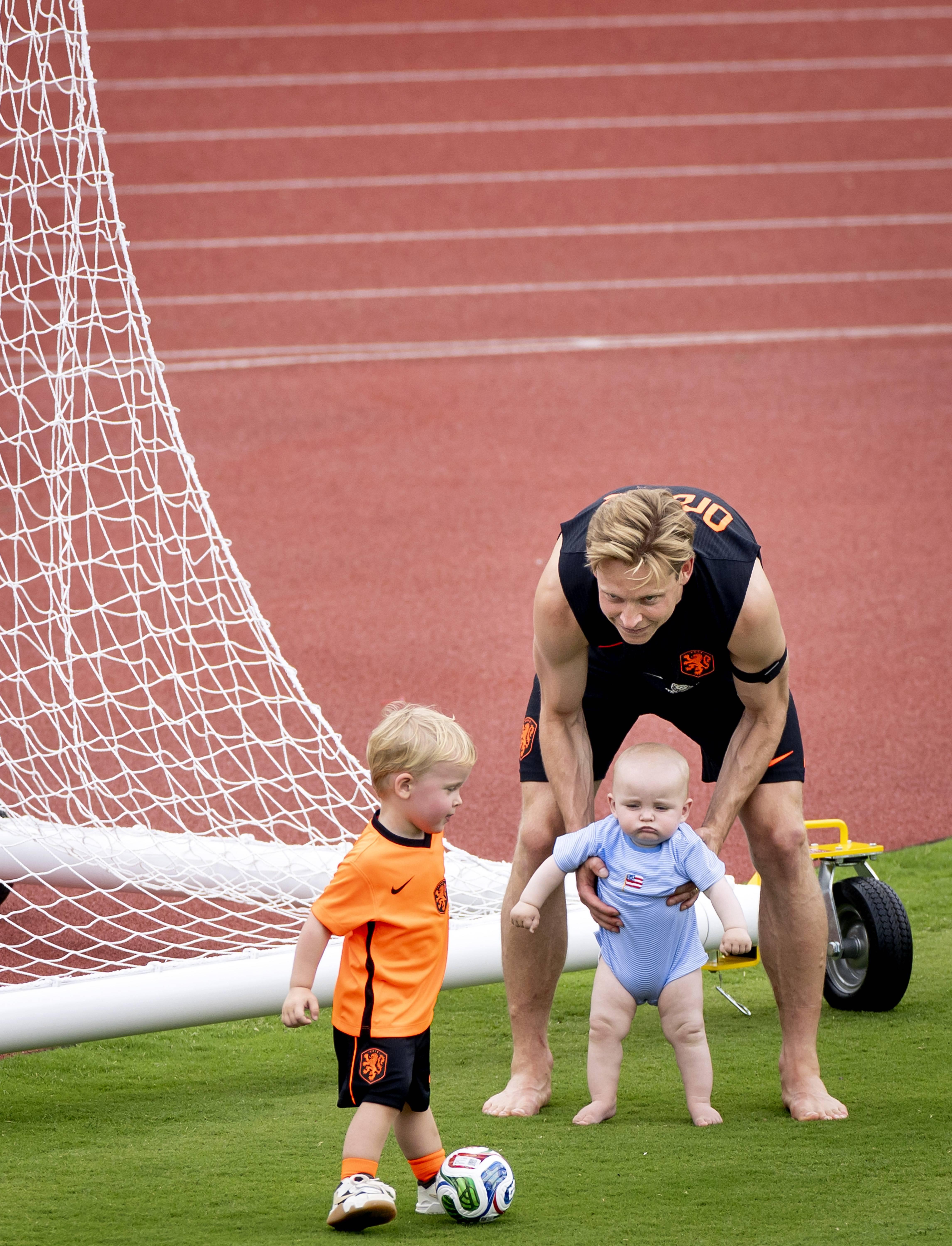Frenkie De Jong - Filhos dos jogadores dos Países Baixos no treino - foto Imago