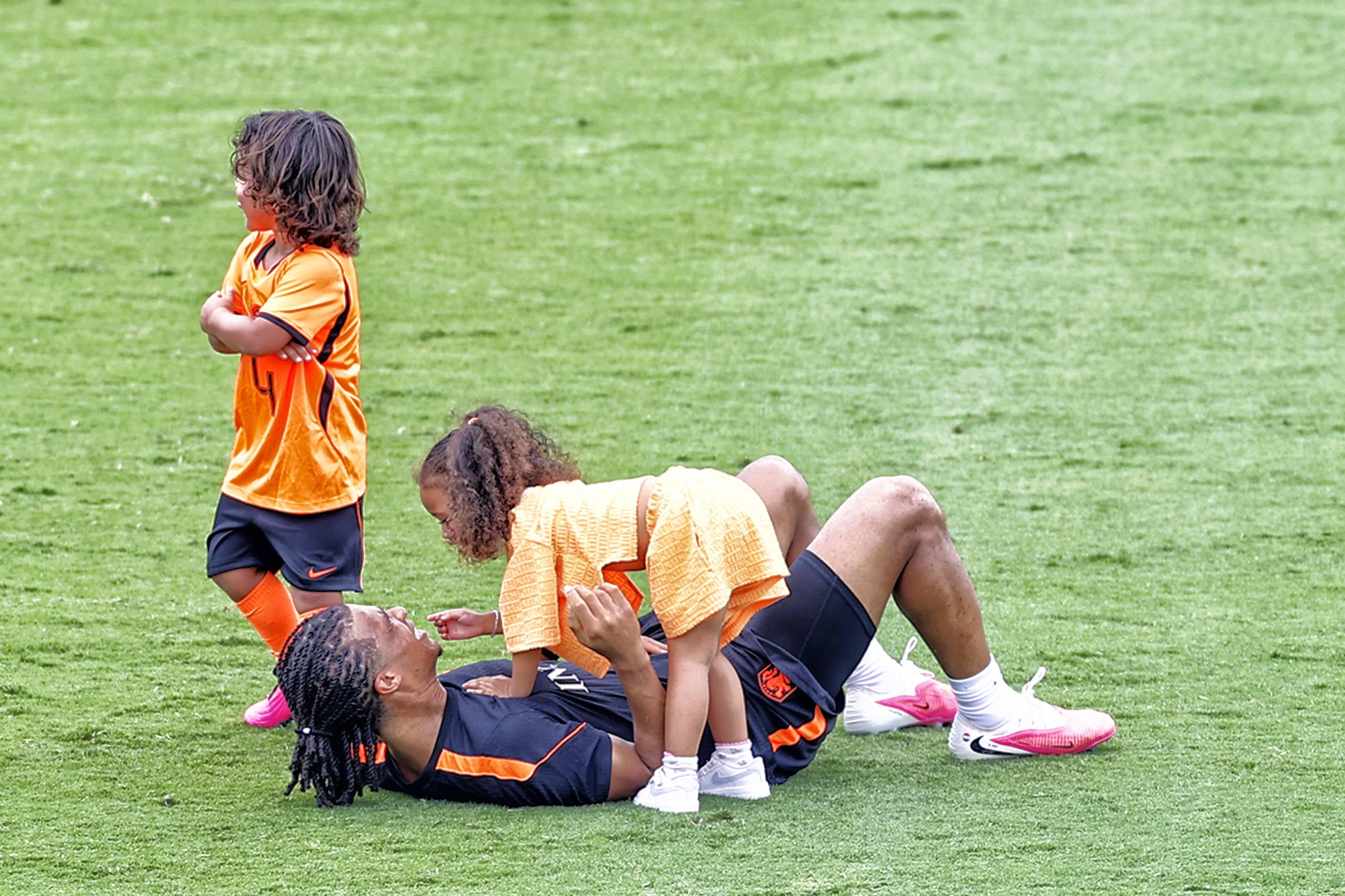 Nathan Ake - Filhos dos jogadores dos Países Baixos no treino - foto Imago