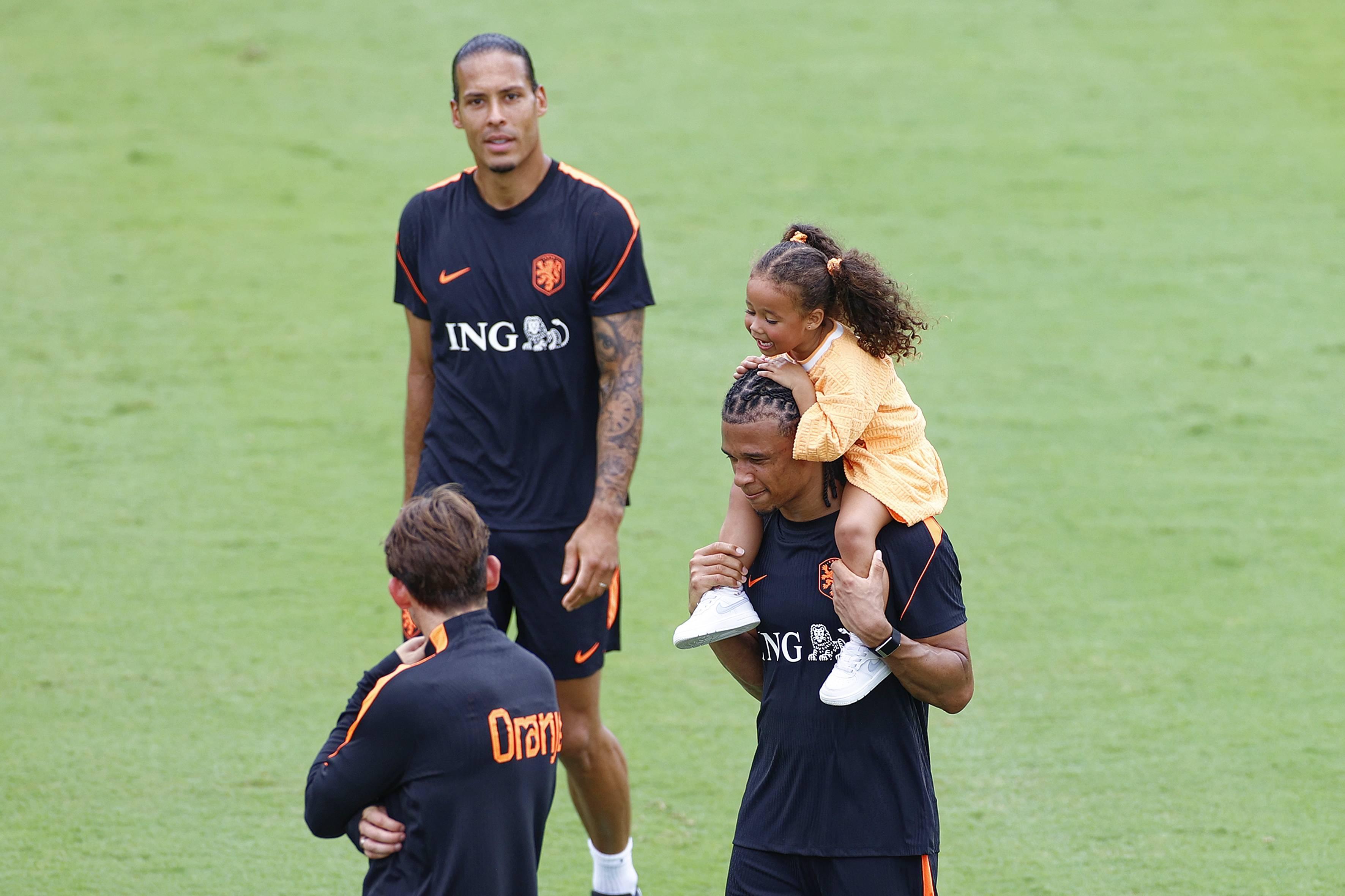 Virgil Van Dijk e Nathan Ake- Filhos dos jogadores dos Países Baixos no treino - foto Imago