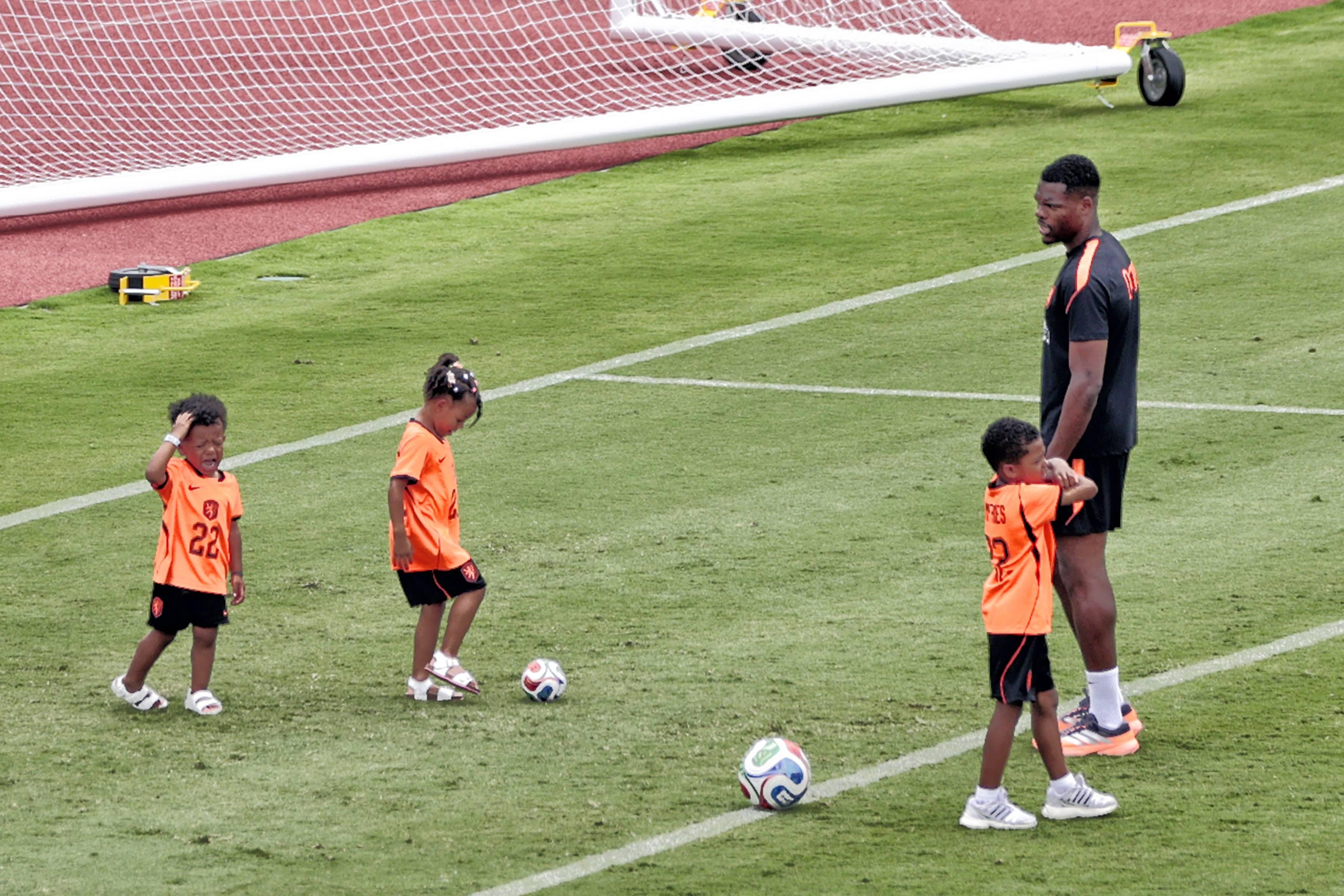 Denzel Dumfries - Filhos dos jogadores dos Países Baixos no treino - foto Imago