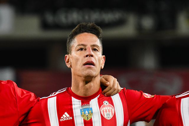 Académica oficializa contratação de Mario Rondon