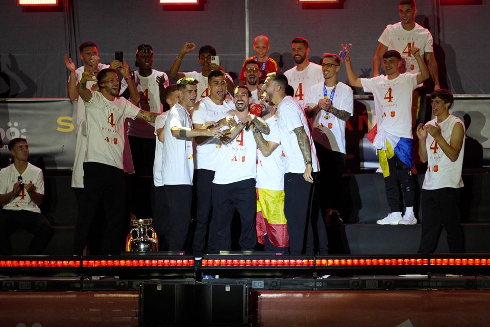 Discursos, música e Morata MC: Festa rija para a 'La Roja' na praça Cibeles