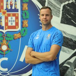 Sebastian Abrahamsson mantém-se no FC Porto