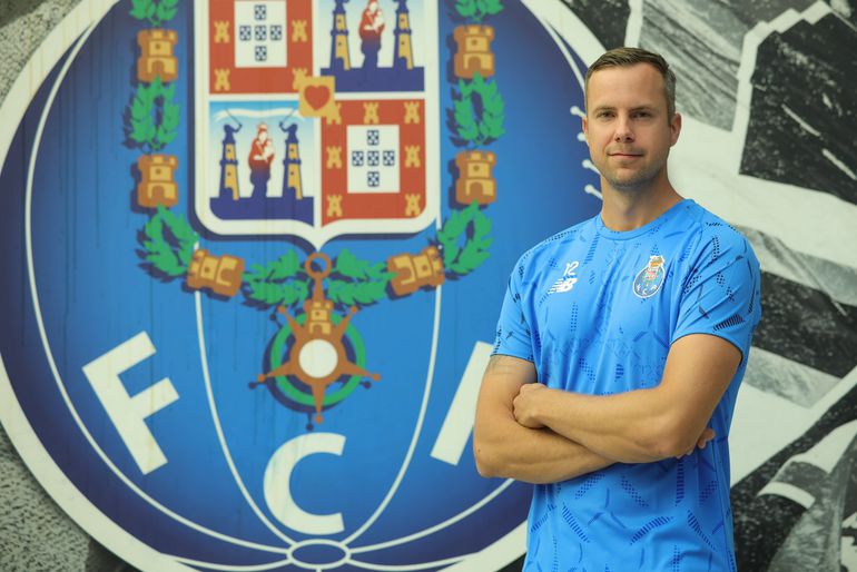 Sebastian Abrahamsson mantém-se no FC Porto