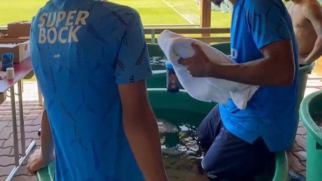 Brrr! Dragões fazem banho de gelo em dia de jogo