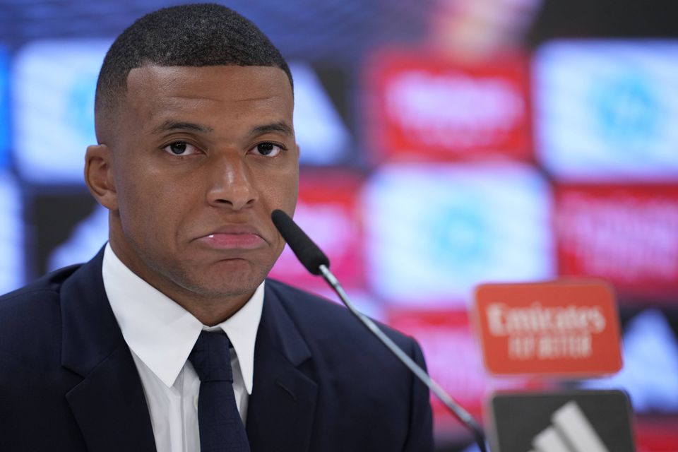 Opera o nariz ou não? Mbappé ainda vai de férias