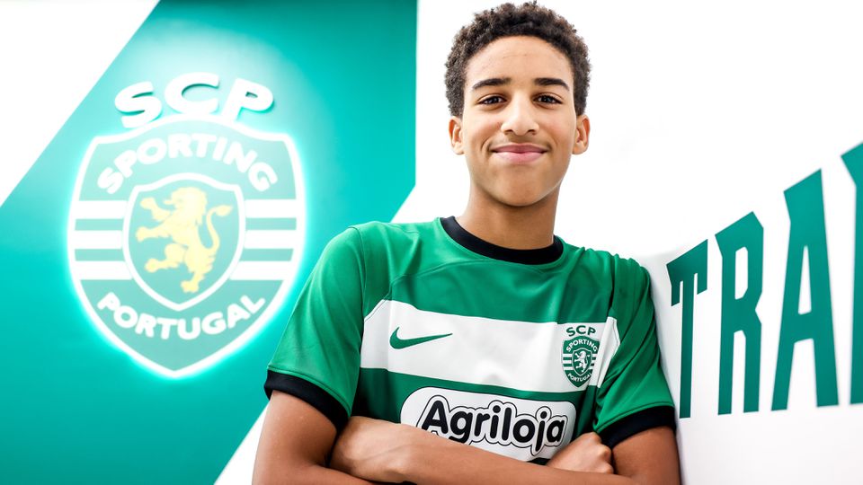 Sporting: jovem avançado assina contrato