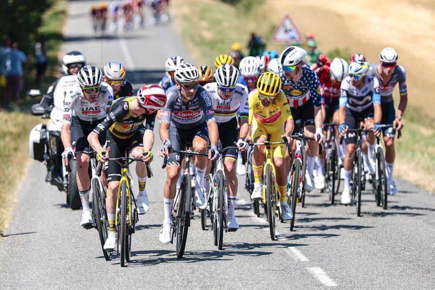 Imagem de vários ciclistas durante a Volta a França com particular destaque para Ben Healy (da Education Easypost), que vai partir de amarelo para a etapa desta quinta-feira, a 12.ª, da Volta a França