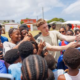 Cole Palmer faz delícias das crianças em St. Kitts (X/Hon. Dr. Terrance Drew)