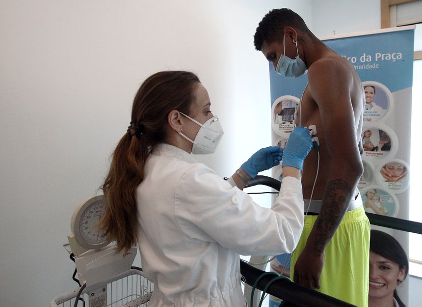 Testes de pré-época começam nos gabinetes médicos. FOTO VÍTOR GARCEZ/A BOLA