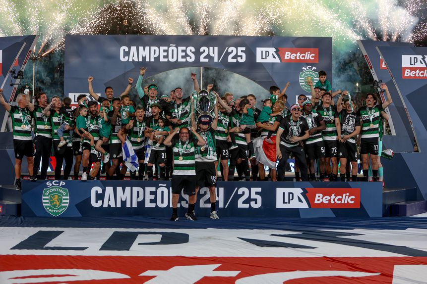 Festa dos jogadores do Sporting, clube que conquistou o título de campeão nacional em 2024/25