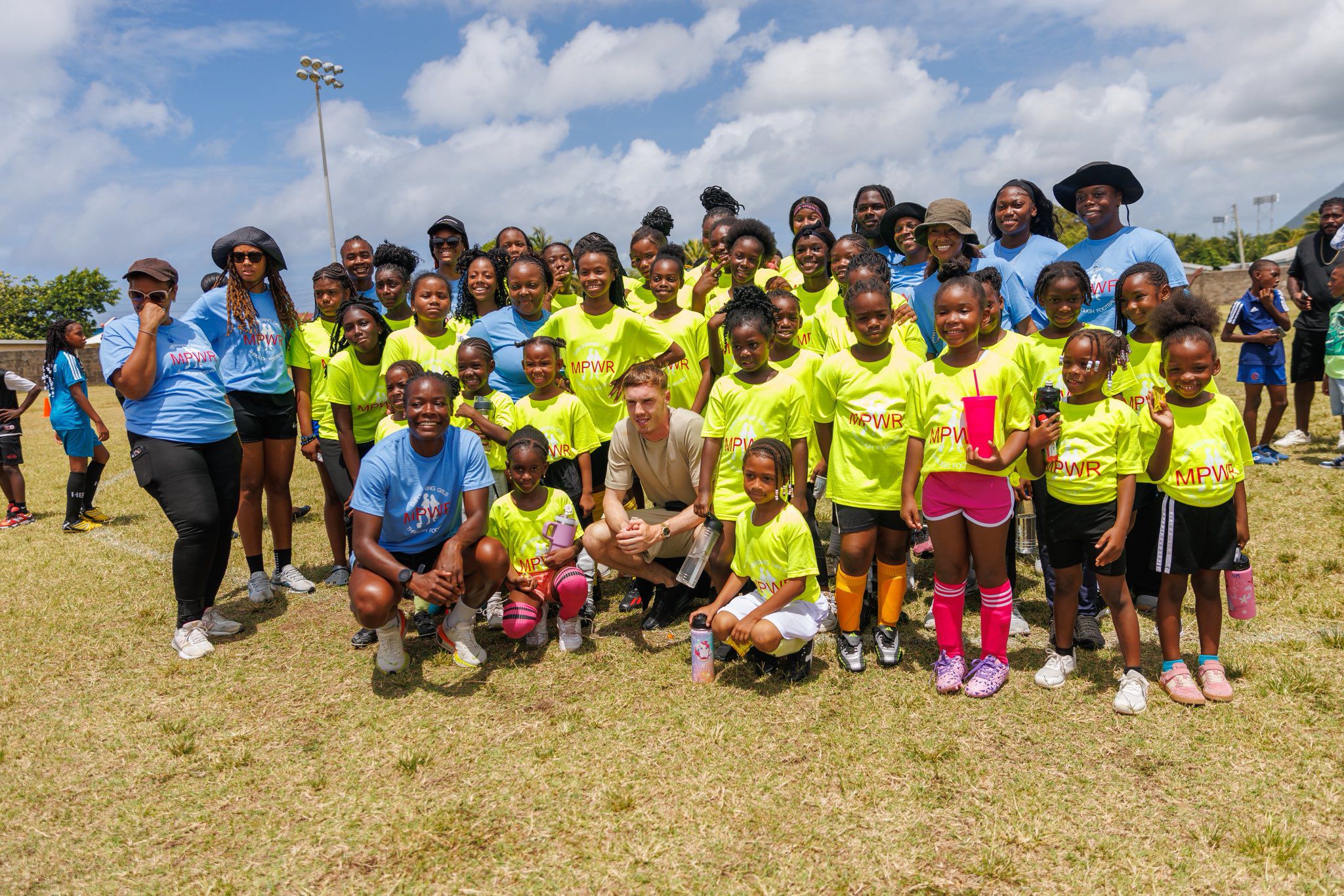 Cole Palmer faz delícias das crianças em St. Kitts (X/Hon. Dr. Terrance Drew)