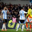 Otamendi e Richard Ríos em confronto verbal no Argentina-Colômbia
