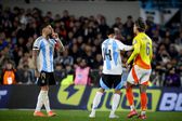 Otamendi e Richard Ríos em confronto verbal no Argentina-Colômbia