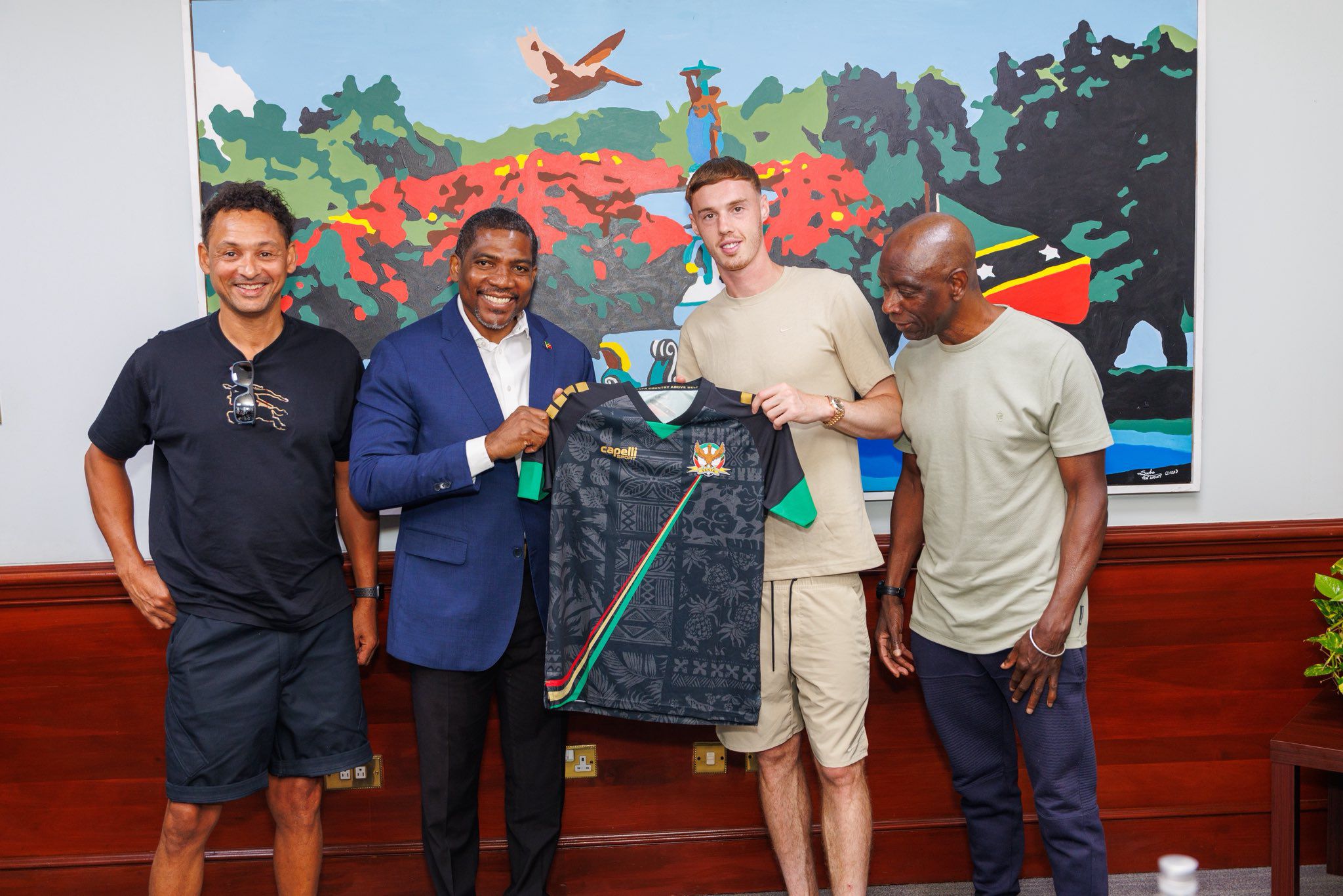 Cole Palmer faz delícias das crianças em St. Kitts (X/Hon. Dr. Terrance Drew)