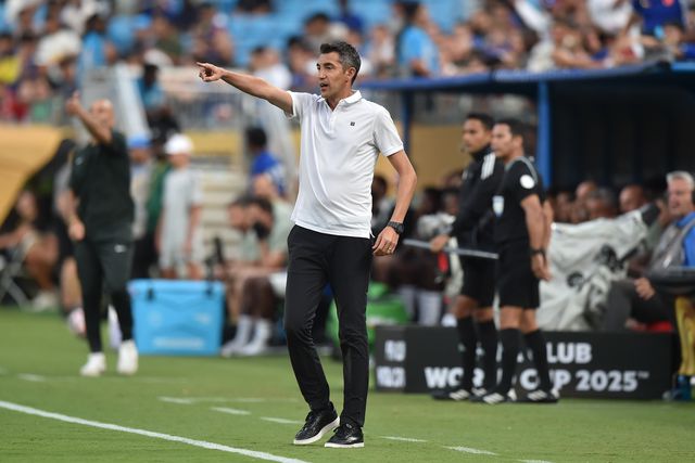 Bruno Lage a dar instruções aos jogadores do Benfica durante o Mundial de Clubes