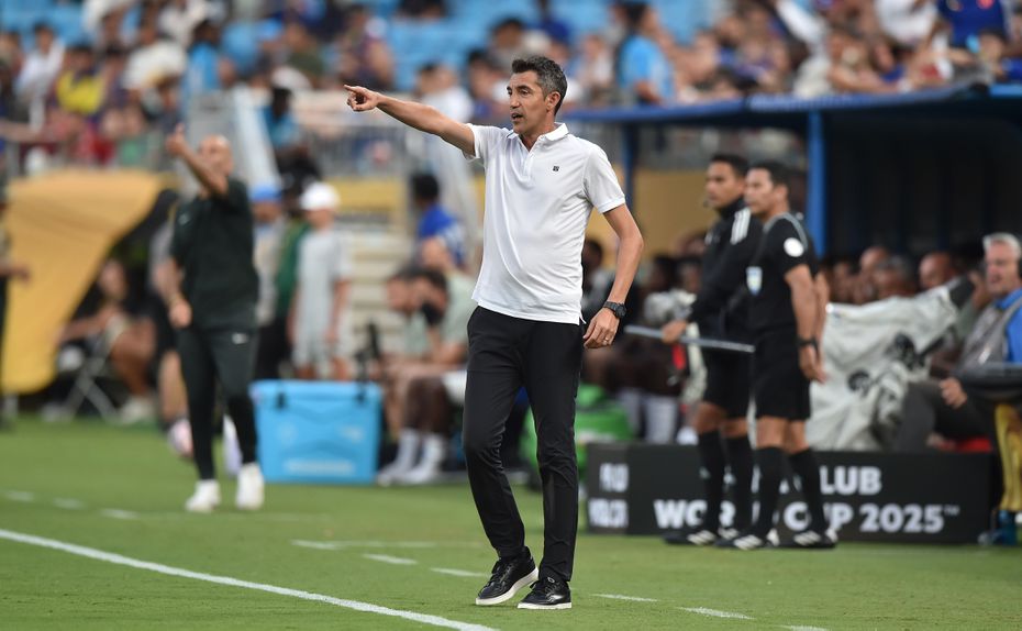 Bruno Lage a dar instruções aos jogadores do Benfica durante o Mundial de Clubes