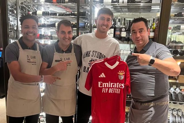 Obrador chegou e foi logo provar a gastronomia portuguesa