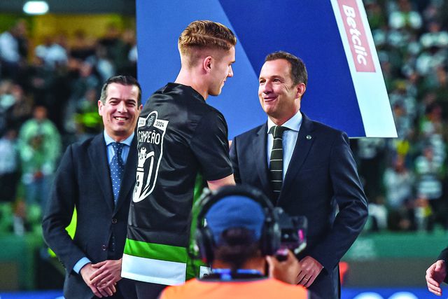 Viktor Gyokeres e Frederico Varandas na festa de campeão do Sporting
