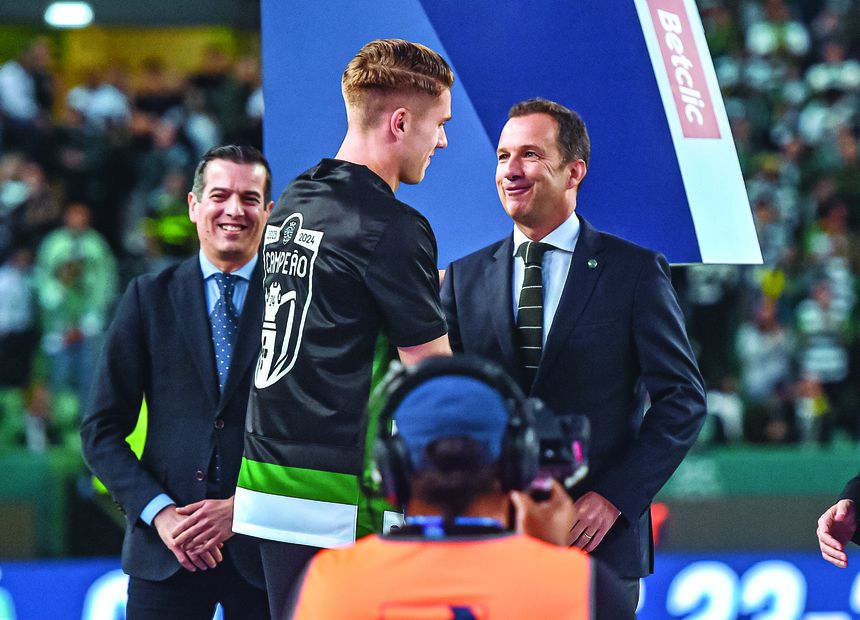 Viktor Gyokeres e Frederico Varandas na festa de campeão do Sporting