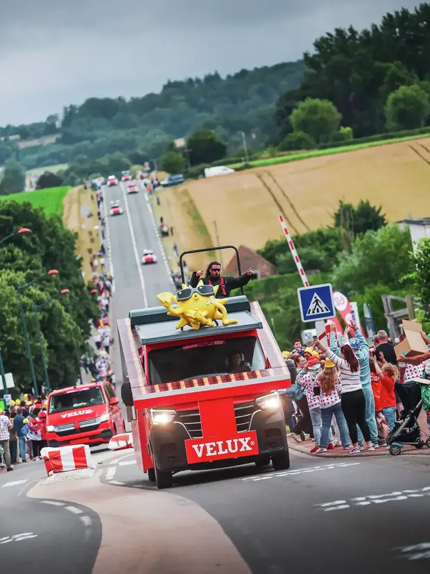 O carro da Velux marca o último classificado. Foto ASO/Velux