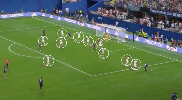 90+2' e Messi cruza com o pé direito para o golo de Lautaro.