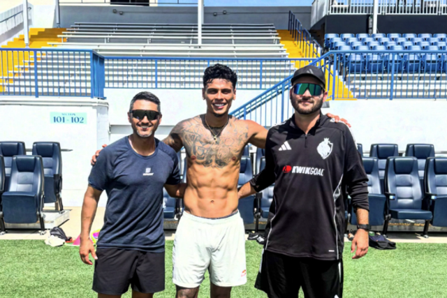 Richard Ríos e dois treinadores - Foto: instagram/cesarprotrainer